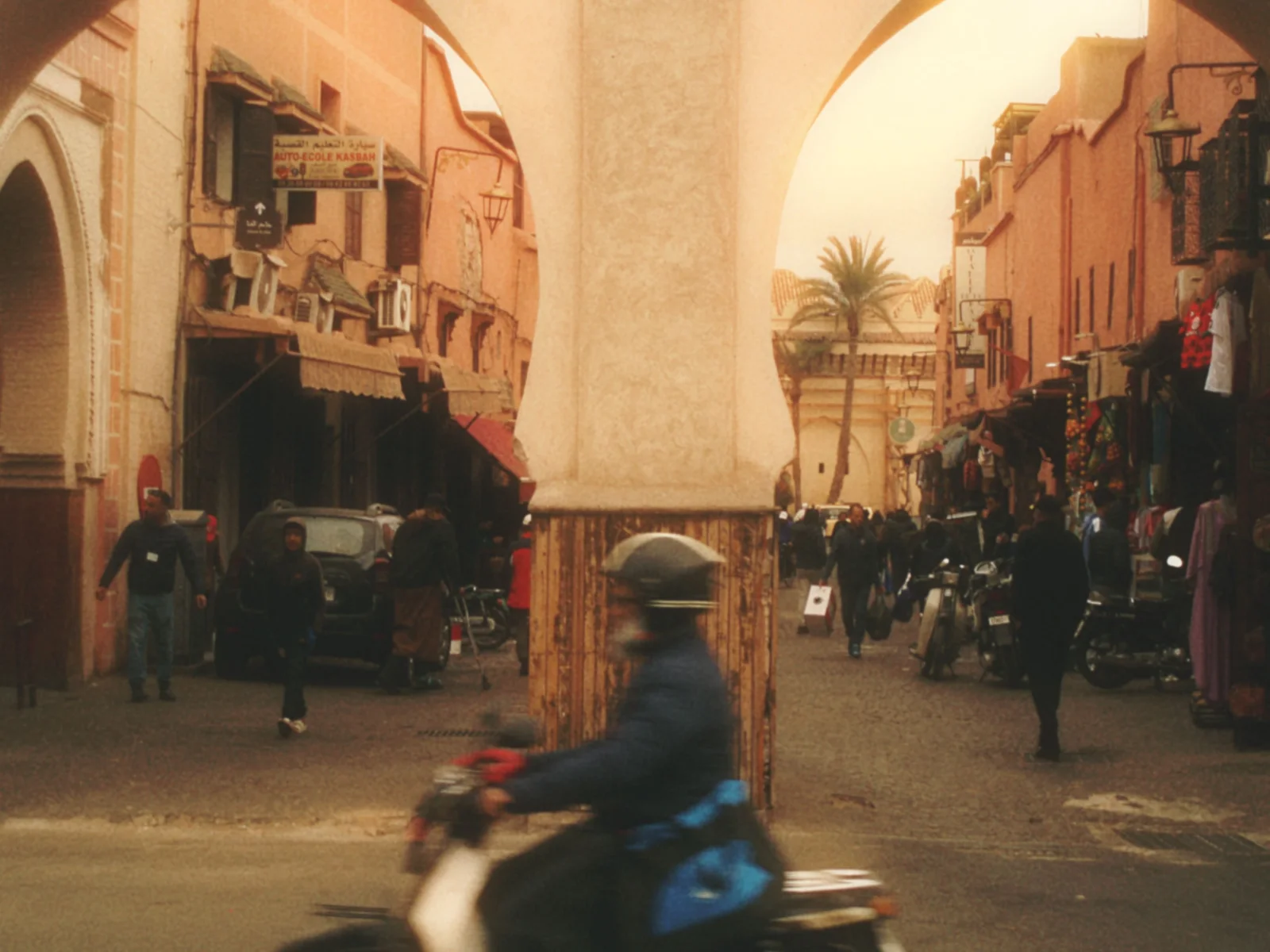 Les ruelles ocre de Marrakech baignées de lumière